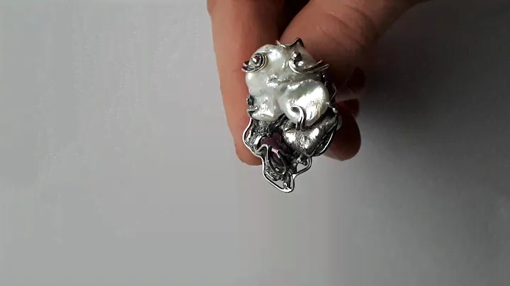 Кольцо с барочным жемчугом в серебре.